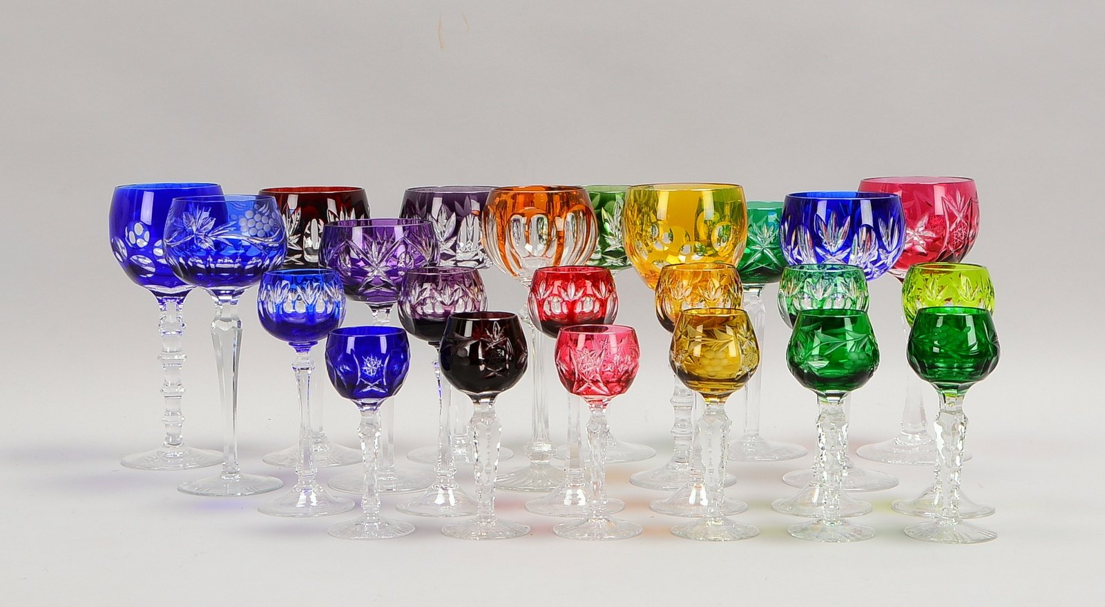 Tischglas-Konvolut, Kristallglas geschliffen, verschiedene Farben und Ausführungen: 11x Weinrömer, d