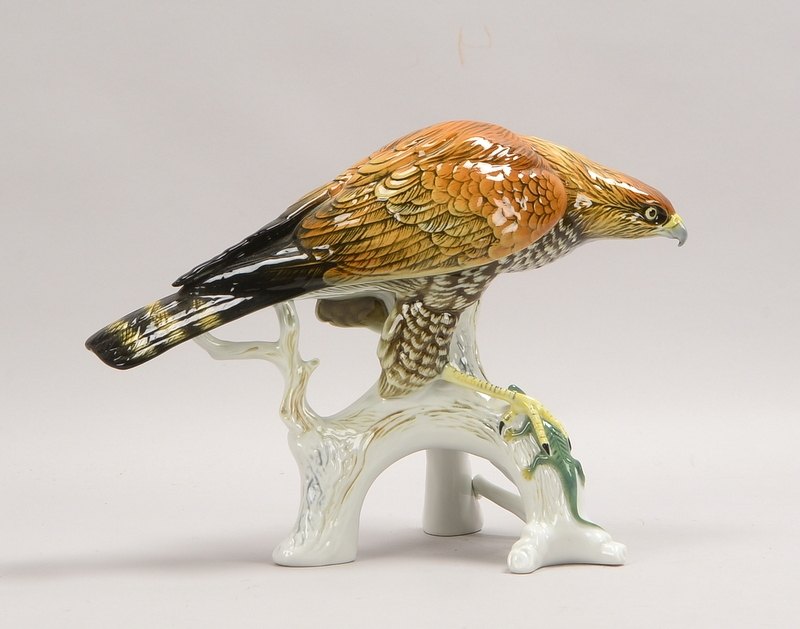 Karl Ens/Volkstedt (Signaturmarke), große Porzellanskulptur, 'Greifvogel auf Ast', Figur farbig staf