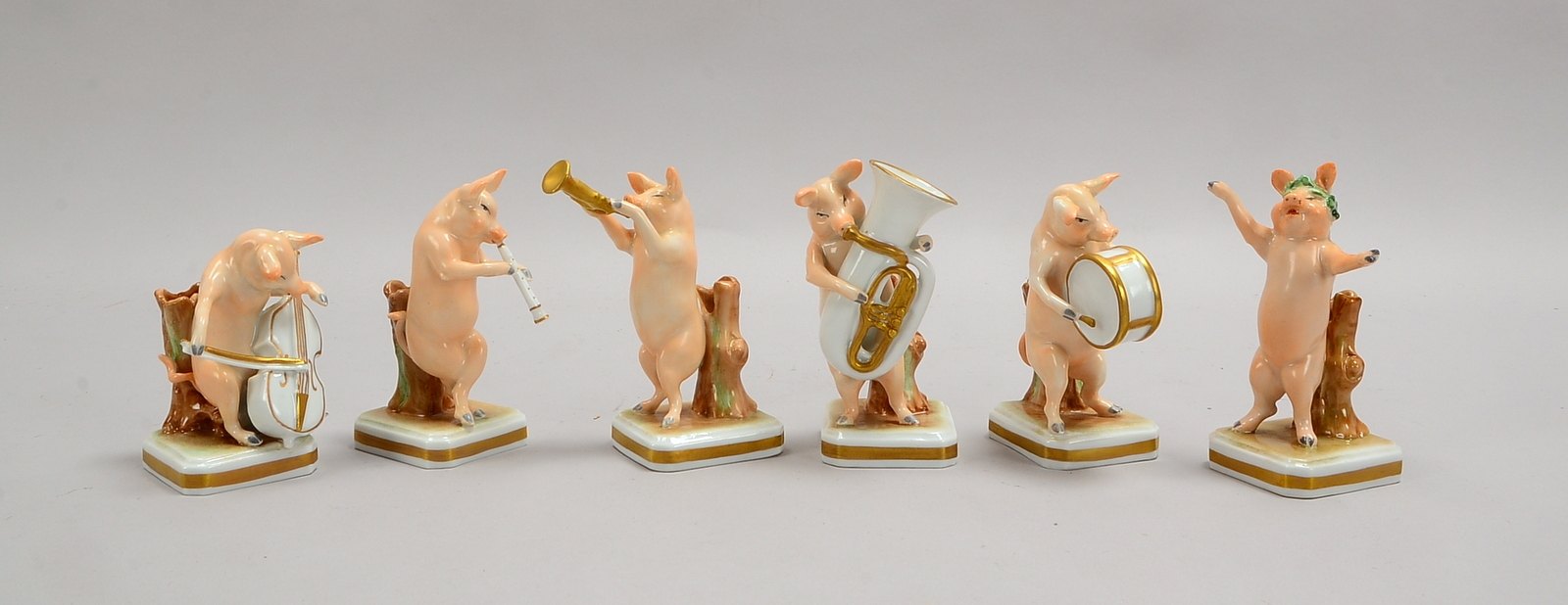 Schierholz Plaue, Porzellanfiguren-Konvolut, 'Schweinekapelle', 6-teilig, signiert 'Obstfelder'; Höh