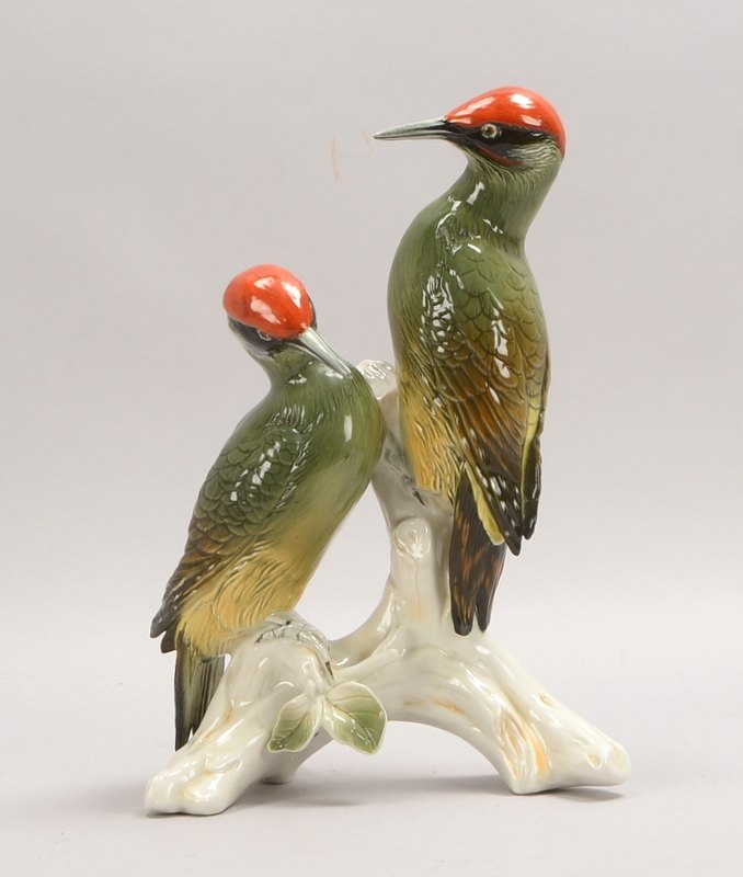 Karl Ens/Volkstedt (Mühlenmarke), Porzellanskulptur, 'Paar Grünspechte auf Ast', Figuren farbig staf