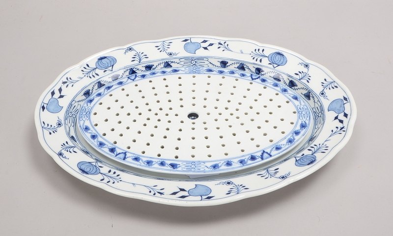Meissen (Knaufzeit, I. Wahl), große Fleischplatte, Zwiebelmuster, mit Abtropfsieb; Maße Sieb 36 x 32