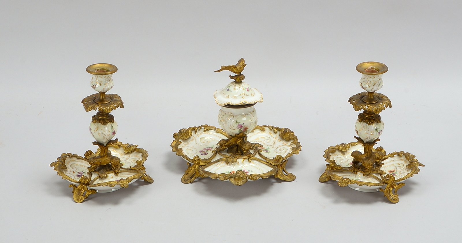 KPM Berlin, Sammler-Schreibtischgarnitur, Porzellan und Bronze, mit Blumendekor und rocaillierter Br