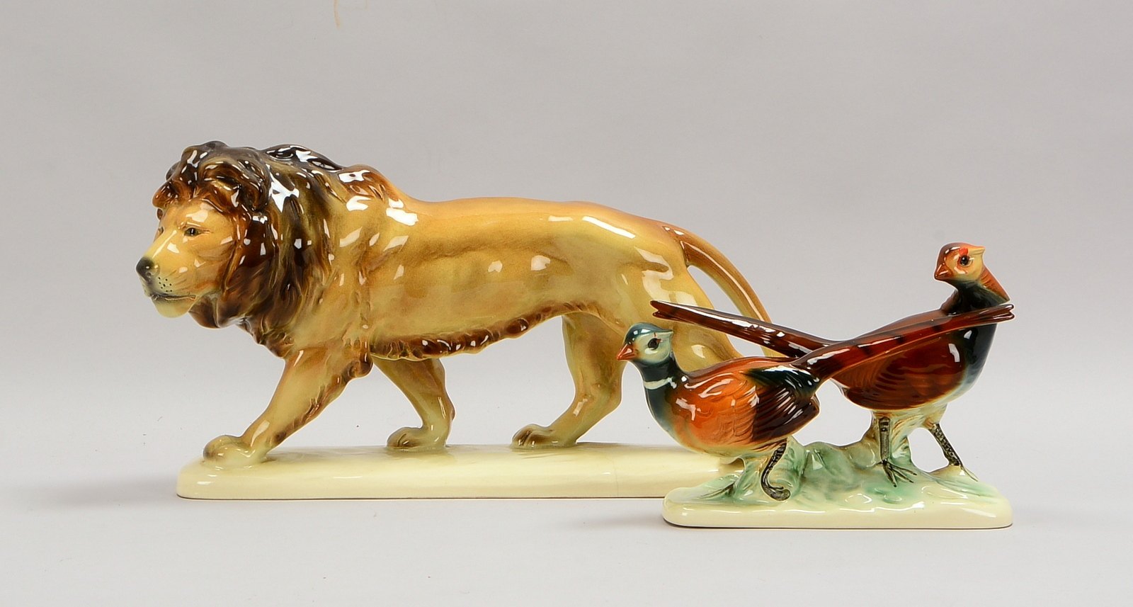 2 Sammler-Keramikfiguren, Tierdarstellungen, jeweils ungemarkt: 1x 'Löwe', Höhe 27 cm, Länge 40 cm;