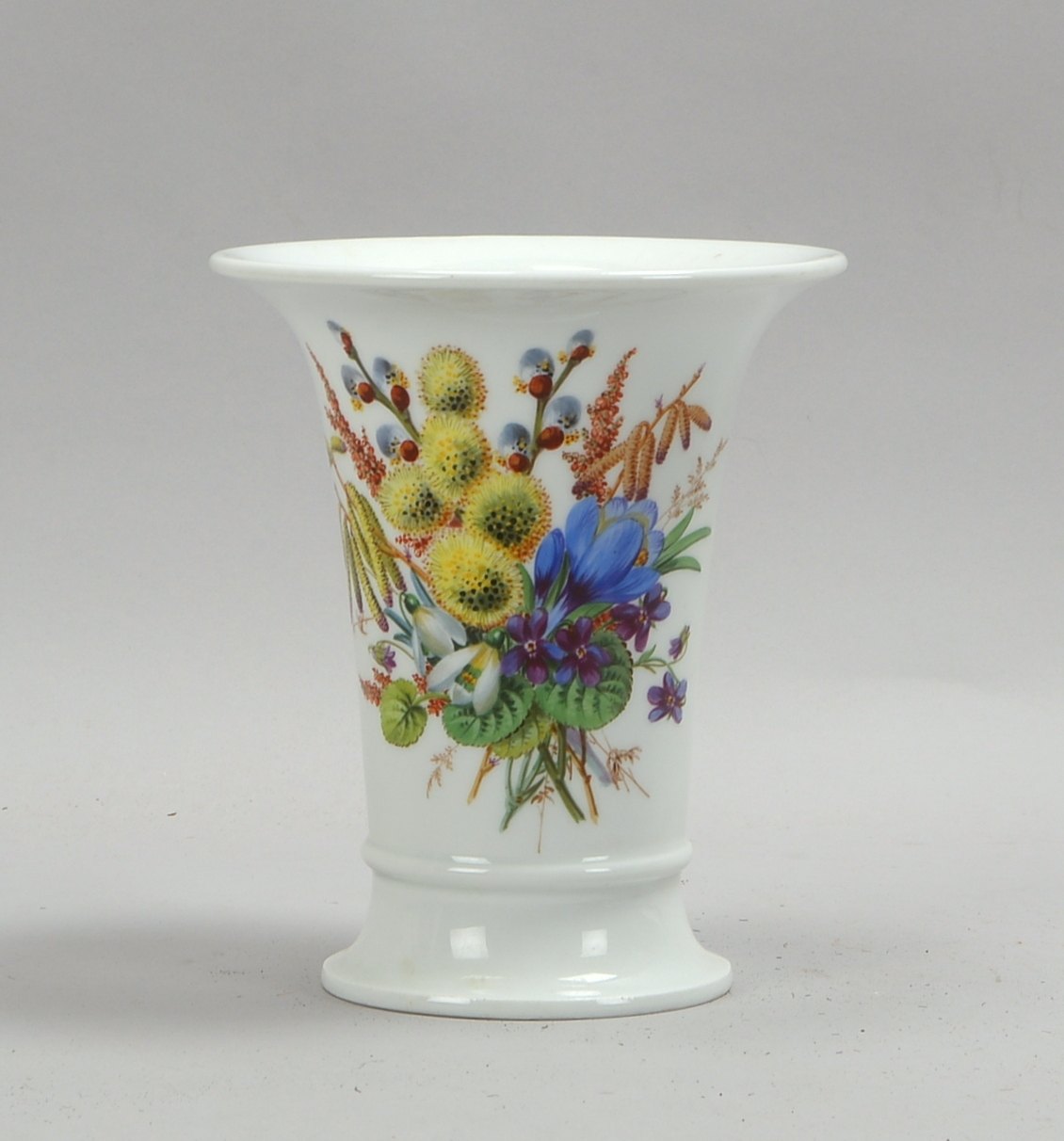 Meissen (3-geschliffen), Porzellan-Trichtervase, Wandung mit polychromer Handbemalung ('Feldblumen u