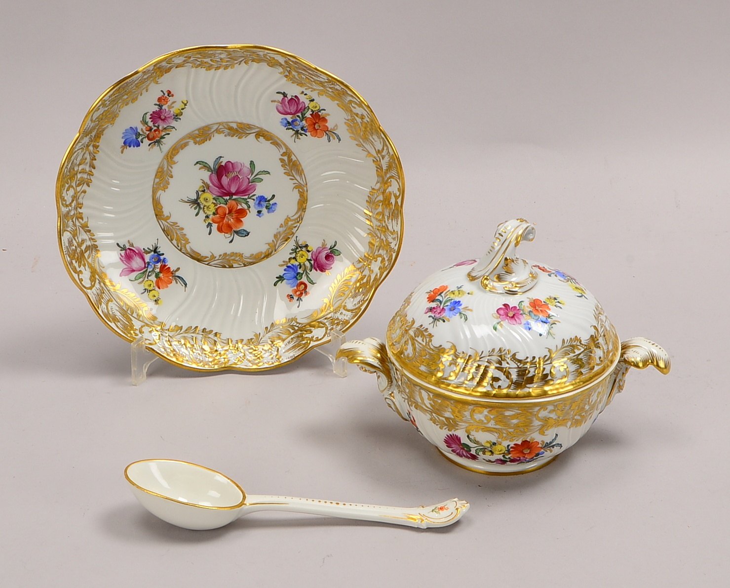 Potschappel/Dresden, kleine Deckelterrine auf Unterteller, mit Blumendekor und Goldstaffage, Akanthu