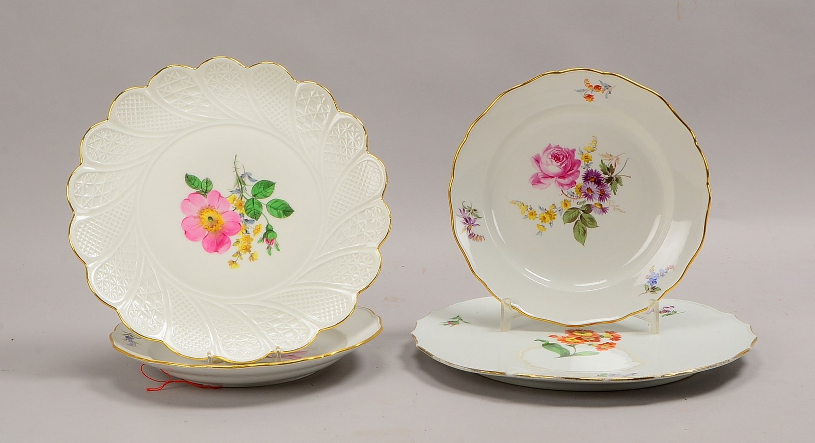 Meissen, kleines Servierteile-Konvolut, jeweils mit Blumendekor, partiell goldstaffiert, 4 Teile: 2x