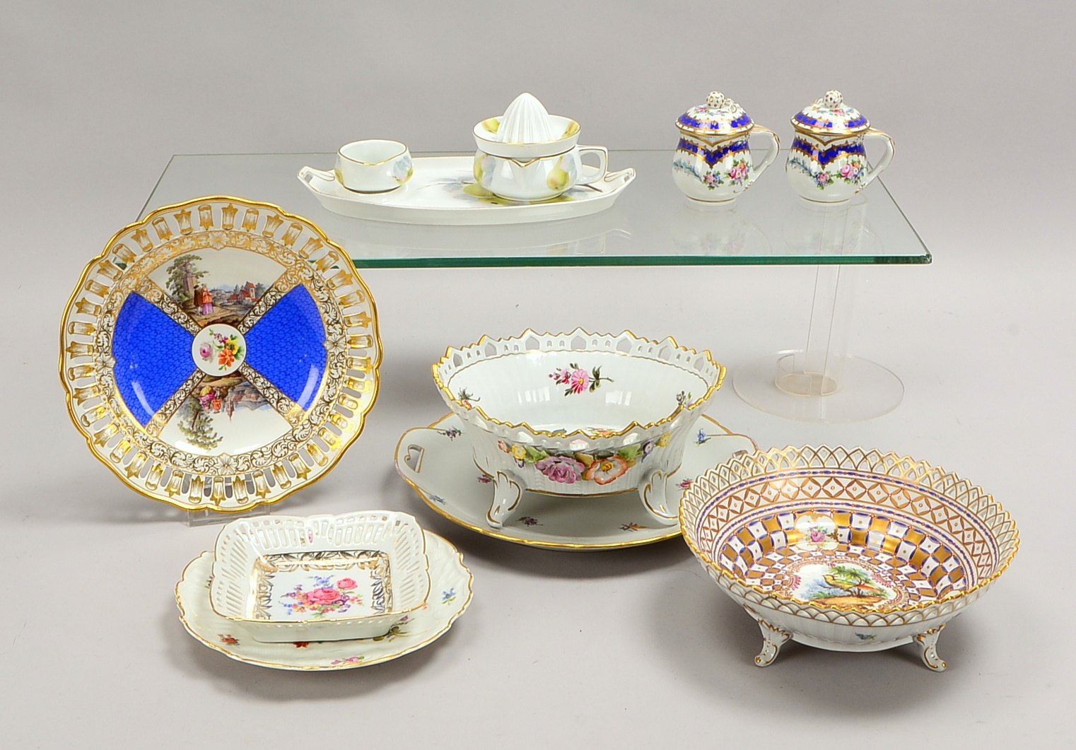 Kleines Tischporzellan-Sammlerkonvolut (Potschappel, Rosenthal, Plaue) und Teile: Schalen, Bouillont