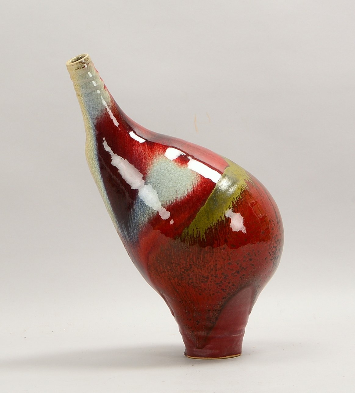 Süß, Carola (Fischerhuder Keramikerin, seit 2015 in Berlin), Künstlerkeramik, Tischvase, geschwungen