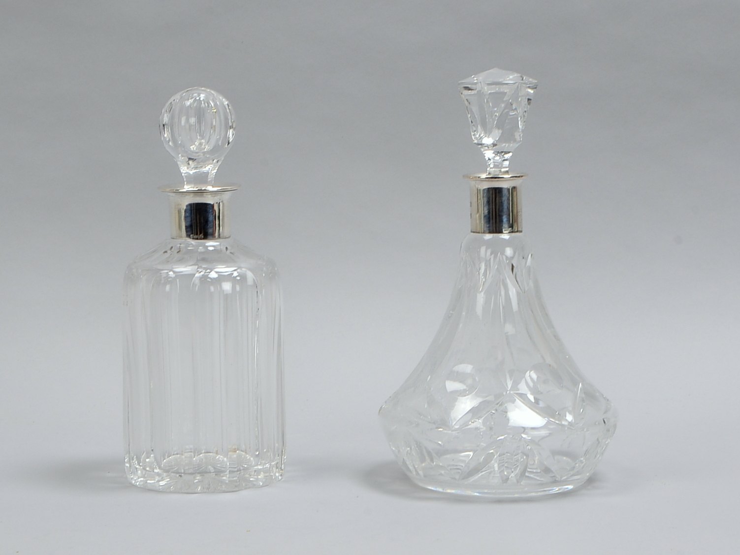 Paar Weinkaraffen, Kristallglas geschliffen, mit Silbermontierung; Höhe 25,5 x 26,5 cm