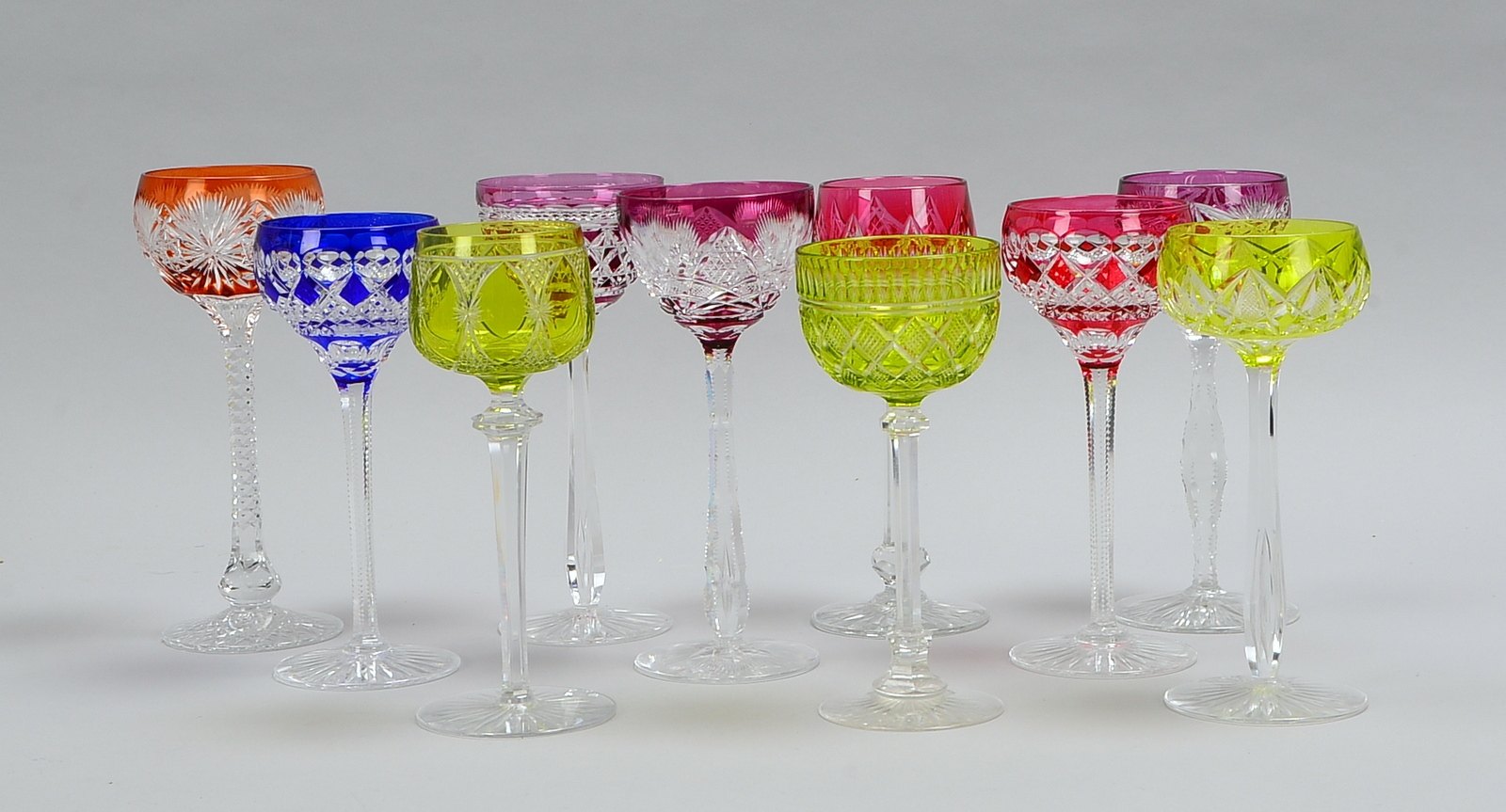 Weinrömer-Konvolut, Kristallglas geschliffen, verschiedene Farben und Ausführungen, 10 Stück
