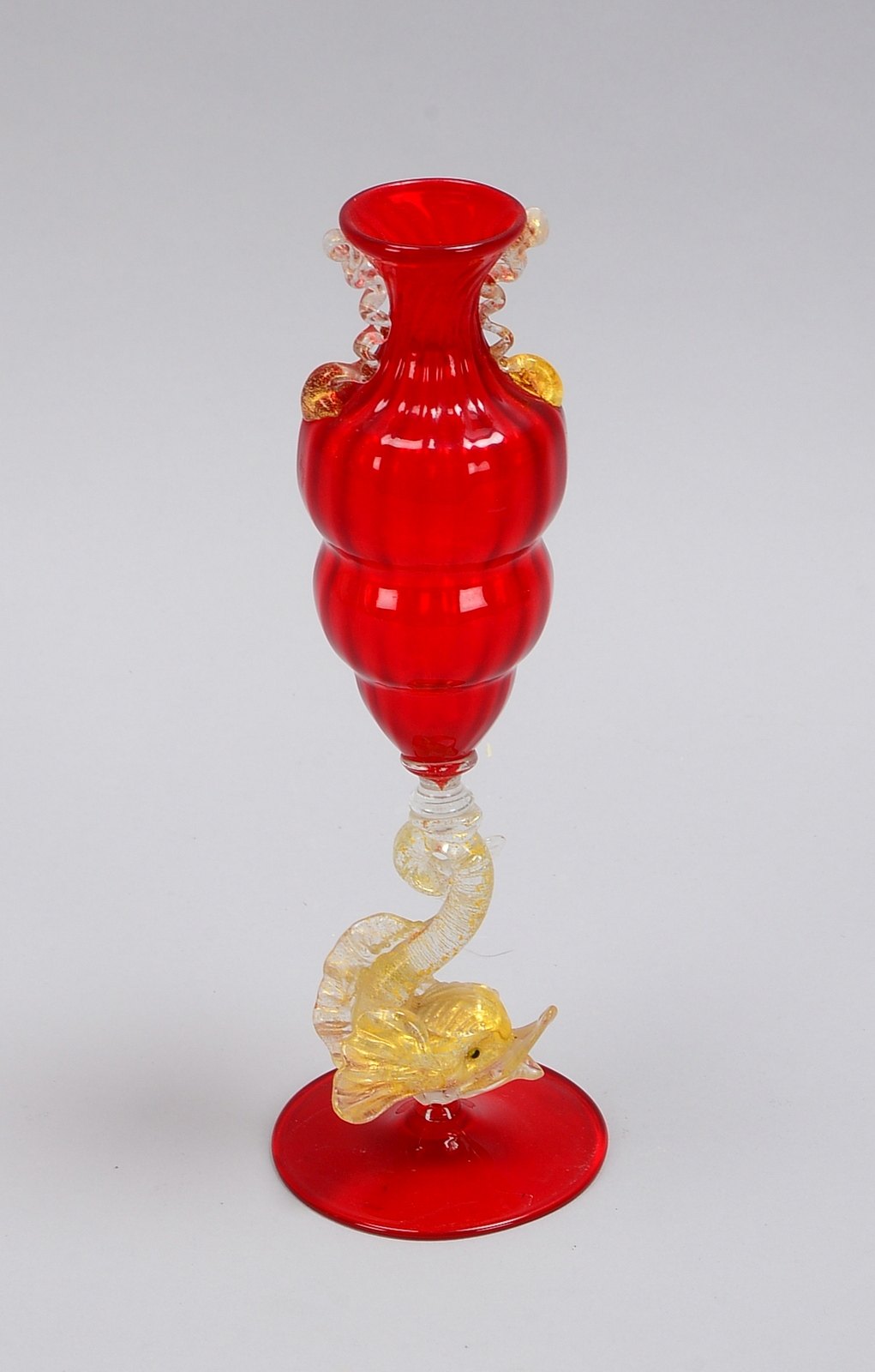 Ziervase (Murano), Wandung teils rot überfangen, partiell mit Goldflimmer, mit figürlichem Schaft ('