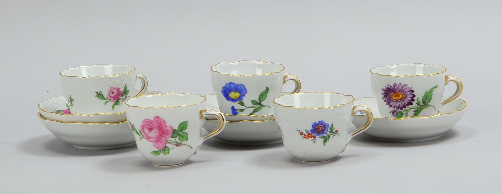 Meissen (2-geschliffen), Mokkaporzellan-Konvolut, Dekor 'Deutsche Blume', 5x Mokkatassen mit Unterta