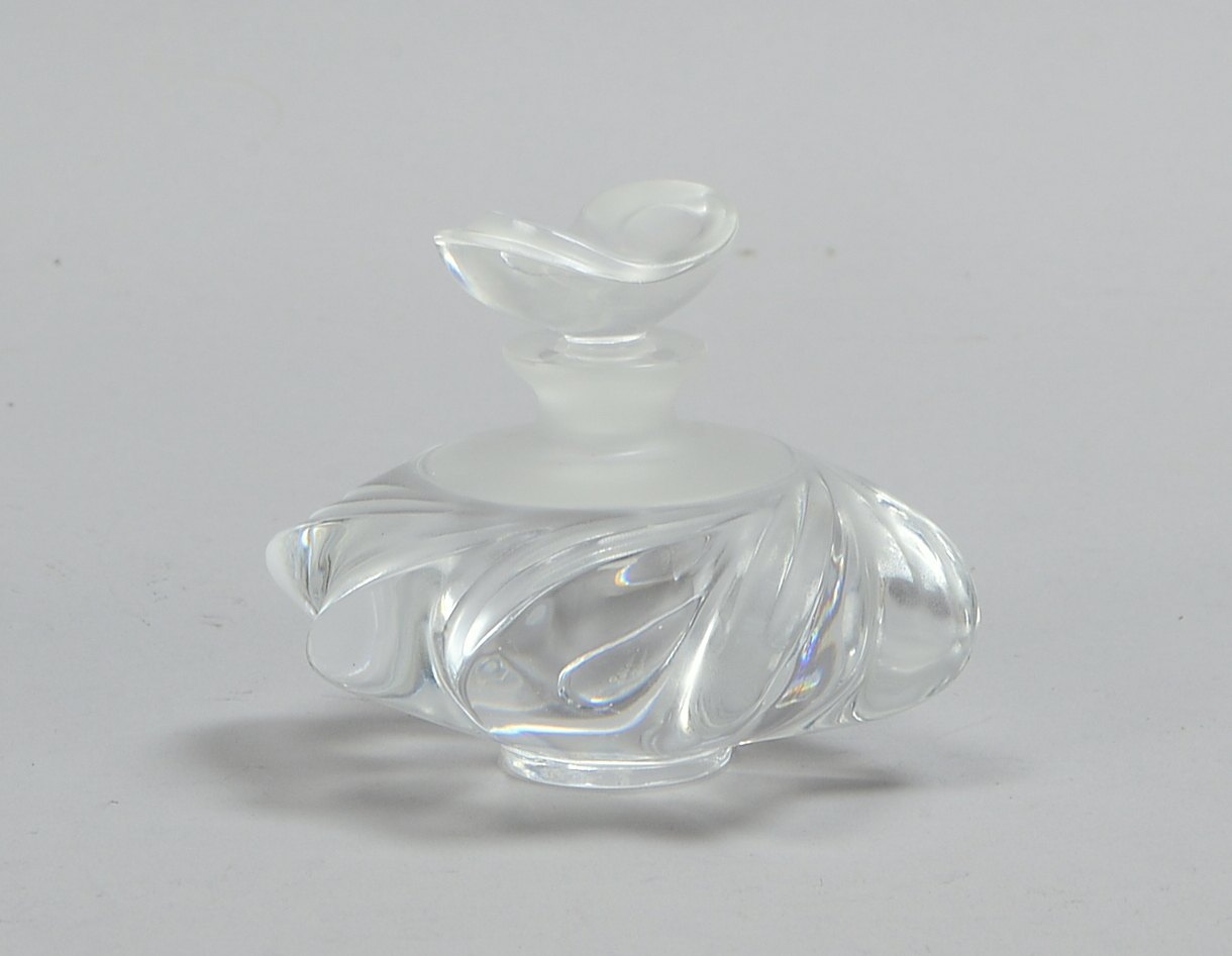 Lalique/Frankreich, Parfumflacon, Modell 'Samoa', im Boden signiert; Höhe 7,5 cm