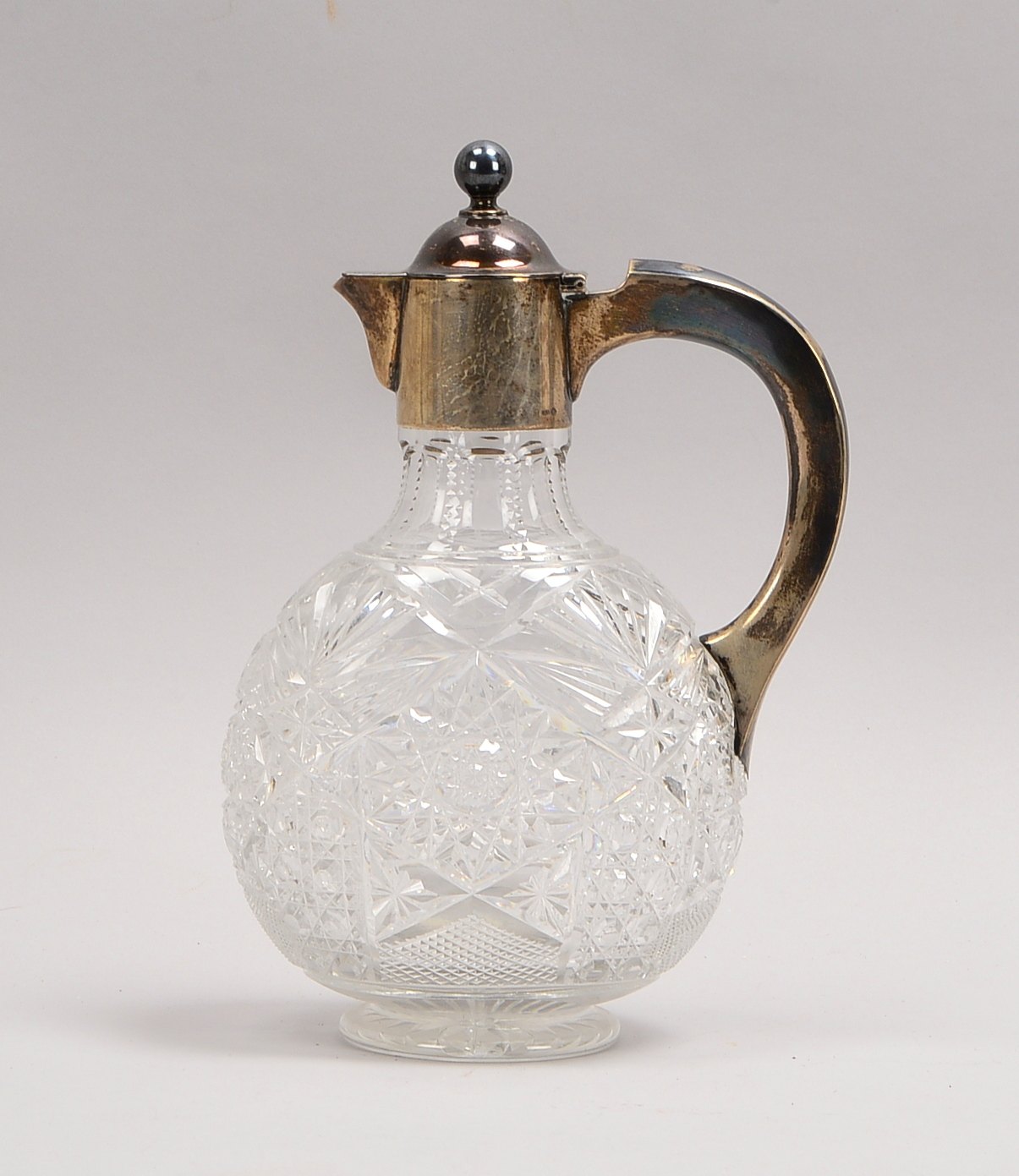 Karaffe, Kristallglas fein beschliffen, 800 Silber-Henkel und Ausguss; Höhe 26 cm