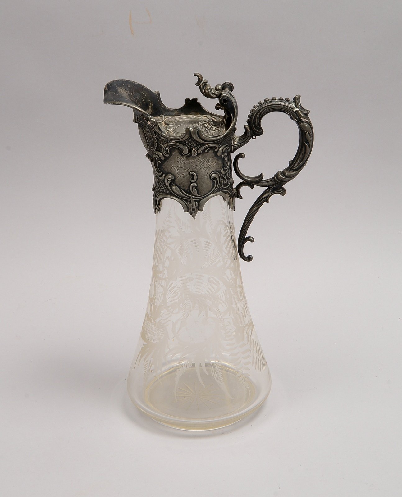 Antike Karaffe, Glaskorpus fein beschl., Metallmontierung grav./dat. 1904; Höhe 33 cm