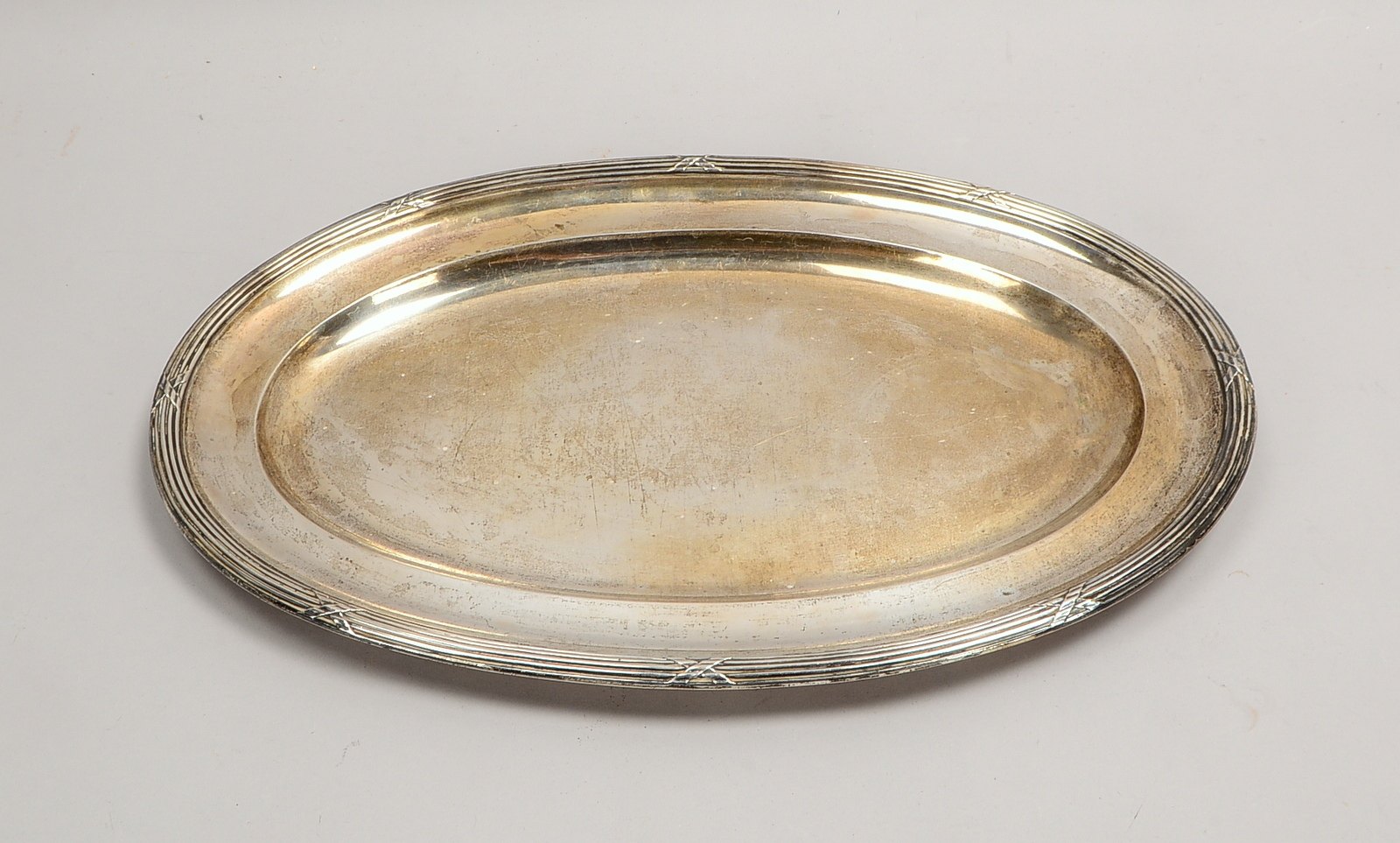 Serviertablett, 800 Silber (gestempelt), ovale Form, mit profiliertem Rand; Maße 45 x 30 cm, Gewicht