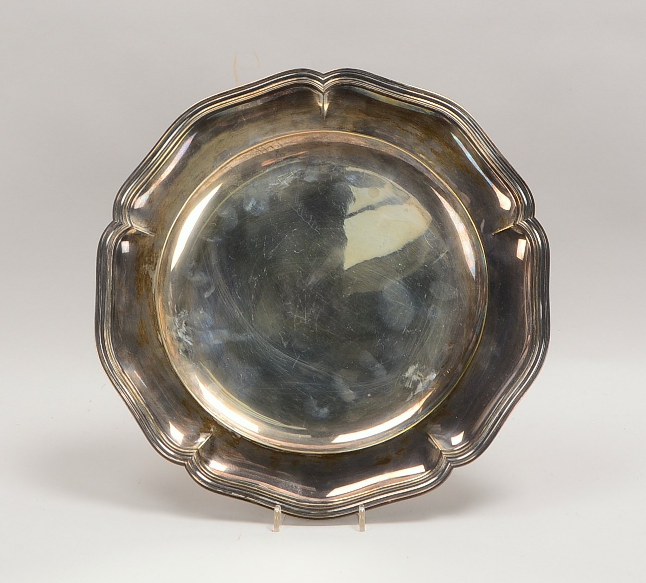 Servierteller, Silber, mit Dresdner Barockrand; Ø 35 cm, Gewicht 1.110 g