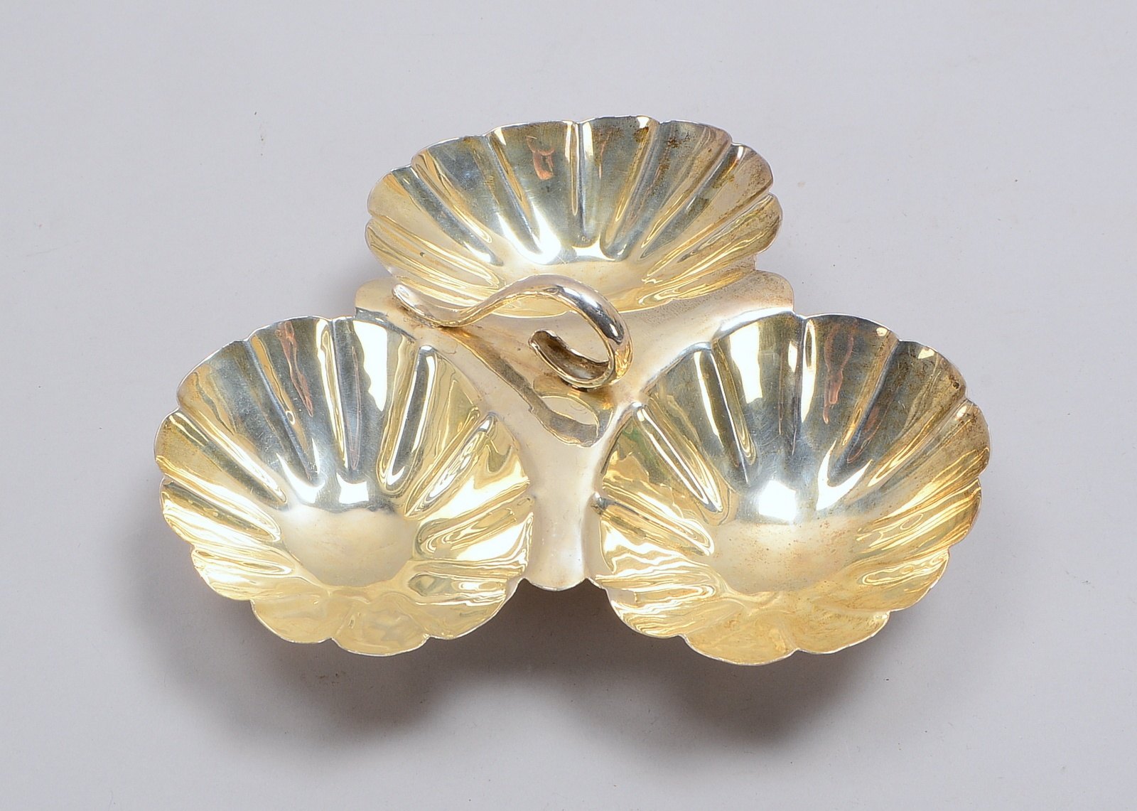 Anbietschale, 925 Sterlingsilner, dreipassige Form, mit Tragegriff; Durchmesser Ø 23 cm, Gewicht 302