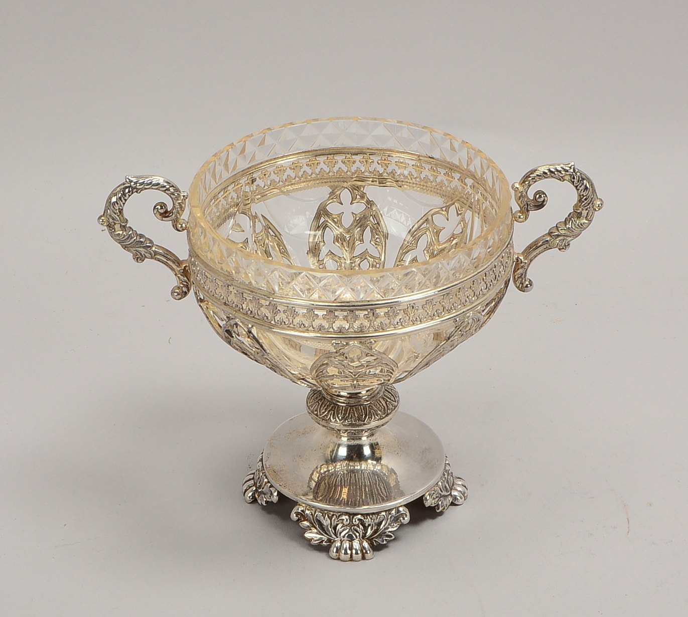 Zuckerschale (19. Jhdt. - im Stil der Neogotik), 13-lötiges Silber (punziert), mit geschliffem Glase