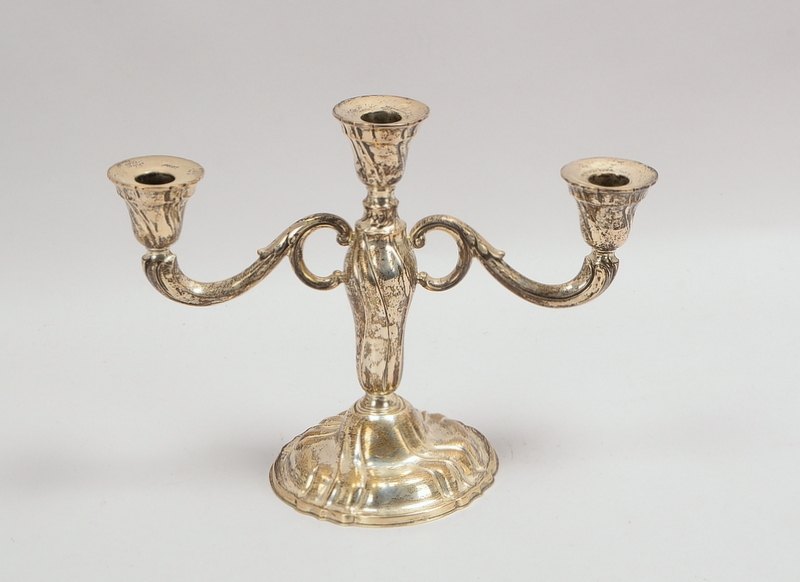 Tischkerzenleuchter, 835 Silber, 3-flammig, barocke Ausführung, mit Metall-Bodenplatte; Höhe 24 cm,