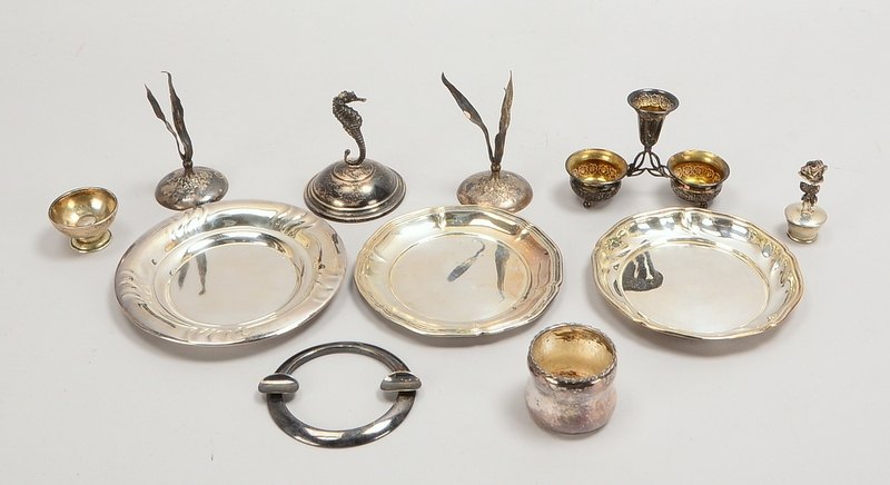 Tischsilber-Konvolut, verschiedene Silbergehalte und Teile (Tischkerzenleuchter, Untersetzer, u.a.);