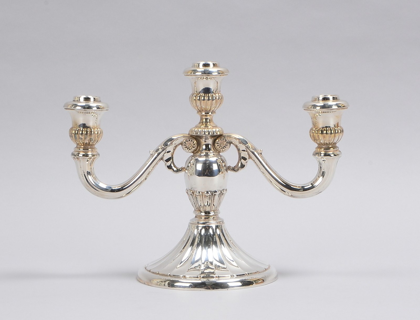 Tischkerzenleuchter (Jakob Grimminger/Schwäbisch Gmünd), 3-flammig, 835 Silber - Bodenplatte