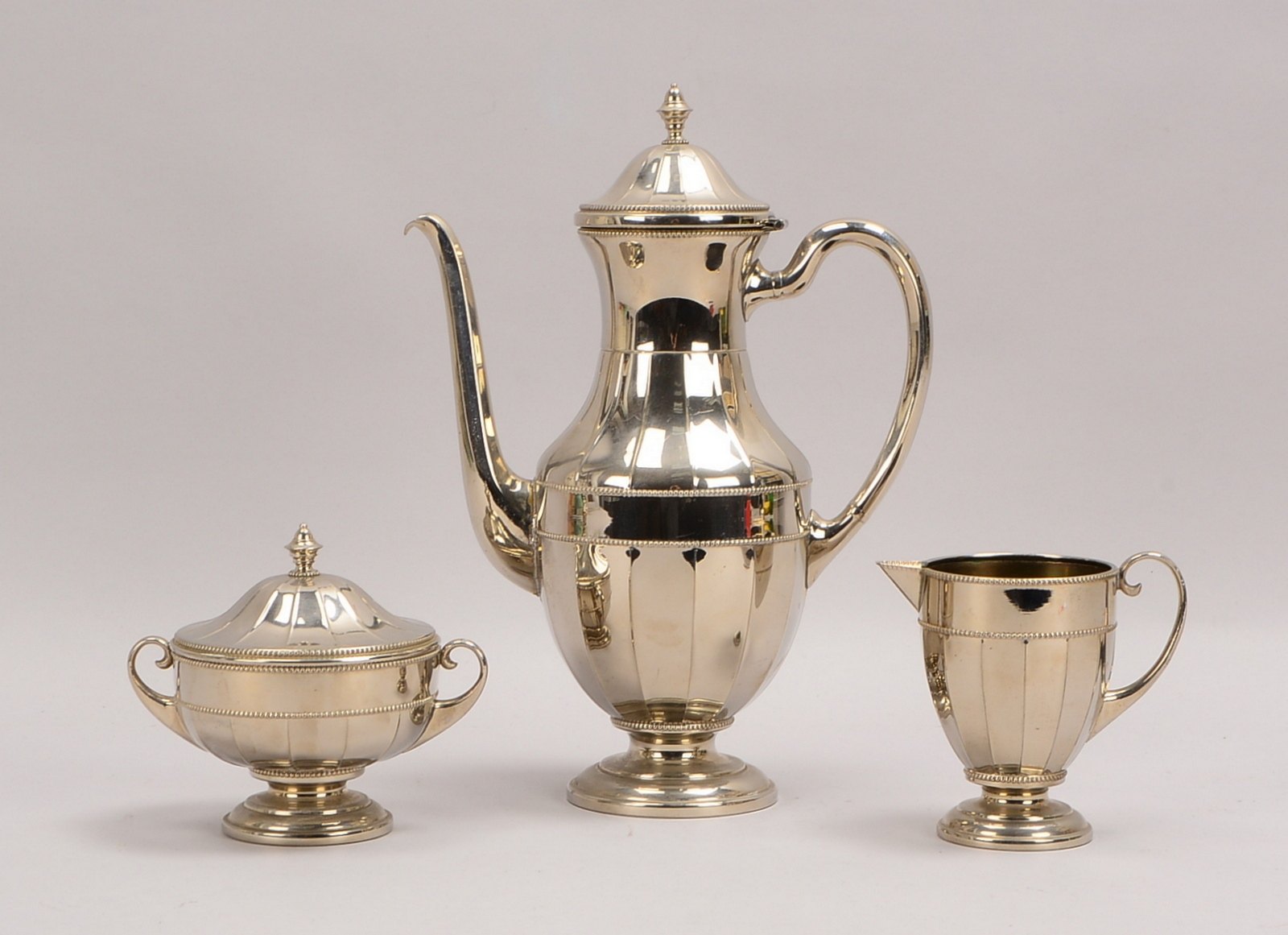 WMF (Straußenmarke, um 1920), Kaffeekern: Kanne, Zuckertopf und Sahnegießer; Höhe Kanne 30 cm