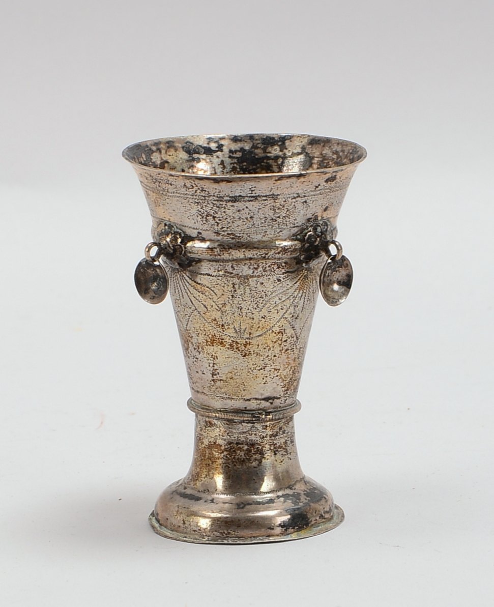 Kleine Tischvase (Russland - datiert '1790(?)'), antik, 84 Zolotniki, Wandung partiell ziseliert, mi
