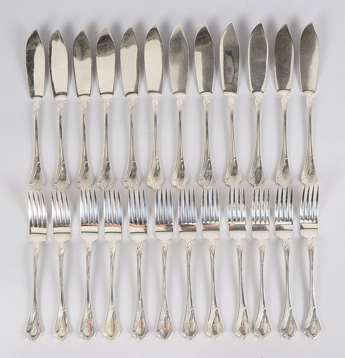 Christofle (um 1920), Fischbesteck, Silberauflage, mit Jugendstil-Dekor, monogrammiert, komplett für
