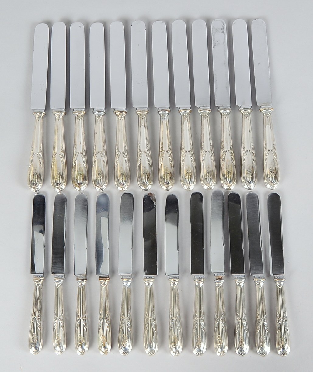 Messer-Konvolut: je 12-teiliger Satz Tafelmesser und Frühstücksmesser, jeweils mit 800 Silber-Griff;