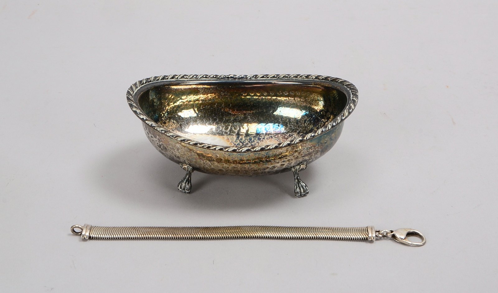 2 Silberteile: kleine Schale, 800 Silber, Maße 14 x 10 cm; und einzelnes Armband, 925 Sterlingsilber