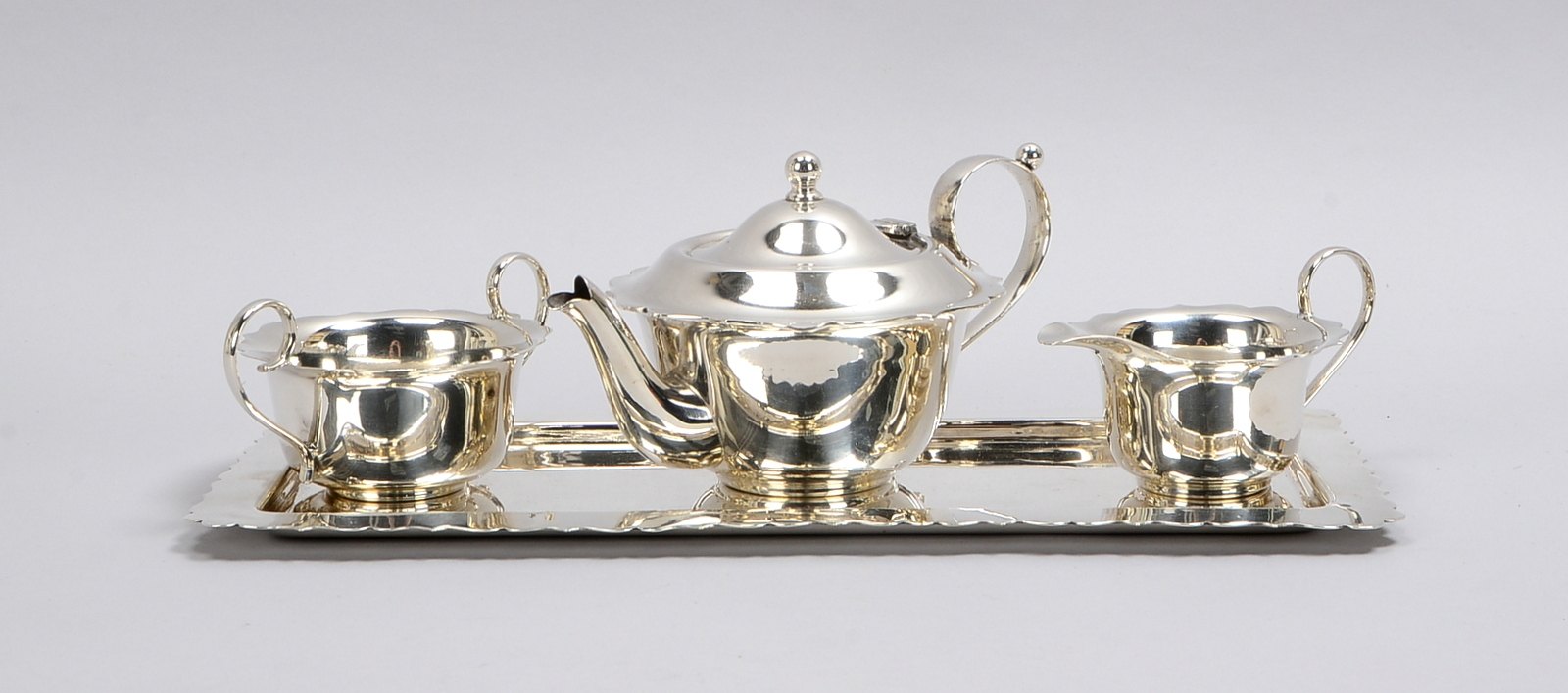 Teekern (England), versilbert, 4-teilig, umfassend: Kanne mit Zuckertopf und Sahnegießer, auf Tablet