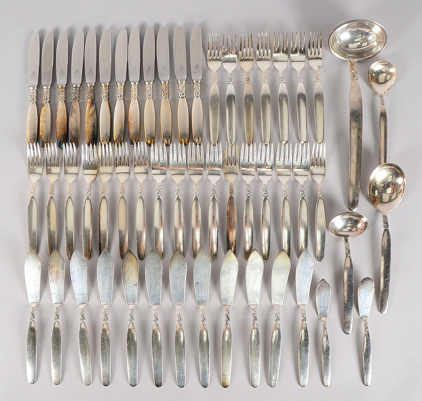 Tafelbesteck, versilbert, für 12 Personen, umfassend: Speisebesteck, Fischbesteck, diverse Vorlegete