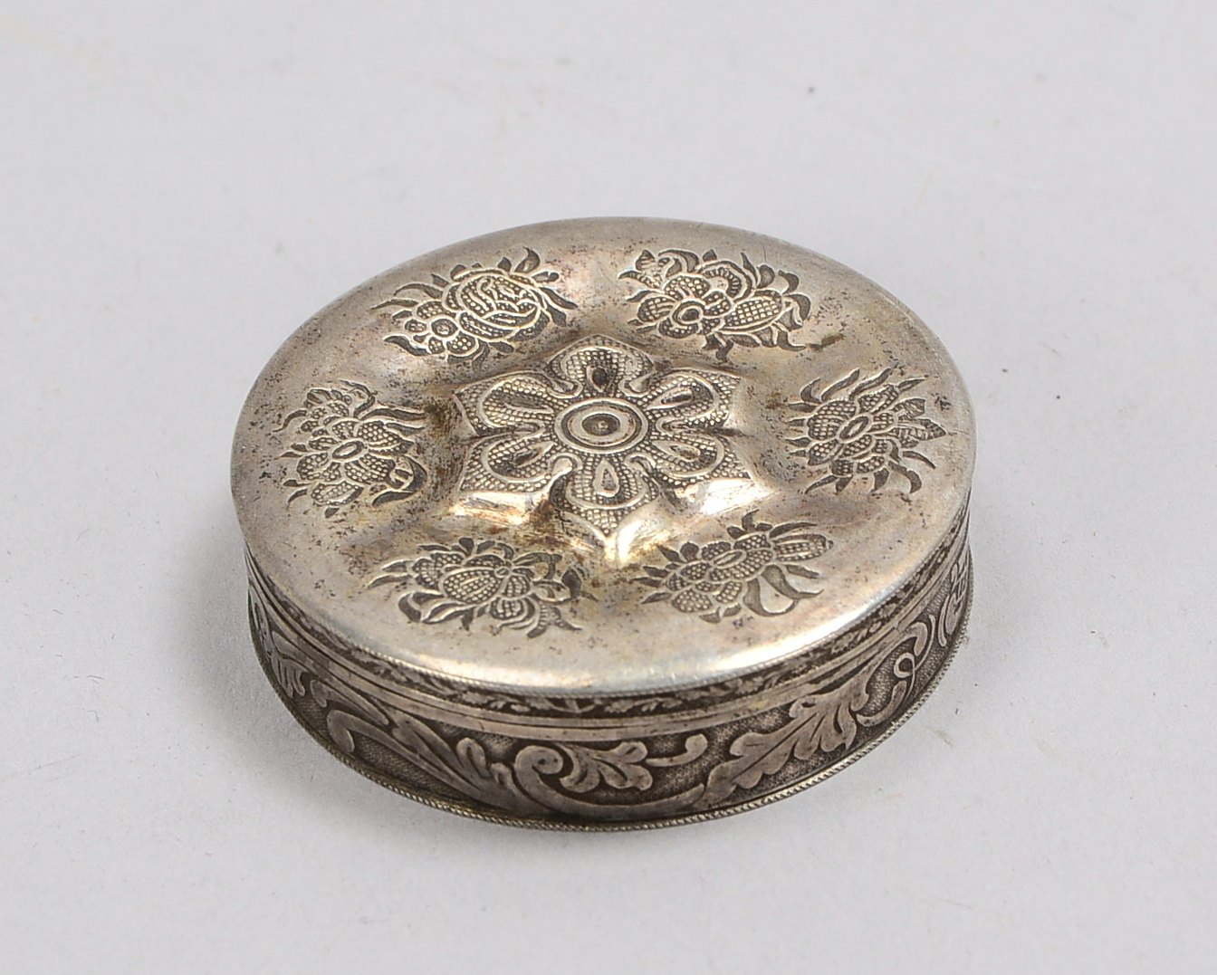 Sammler-Riechdöschen, Silber, runde Form, florales Reliefdekor, mit scharniertem Deckel; Durchmesser