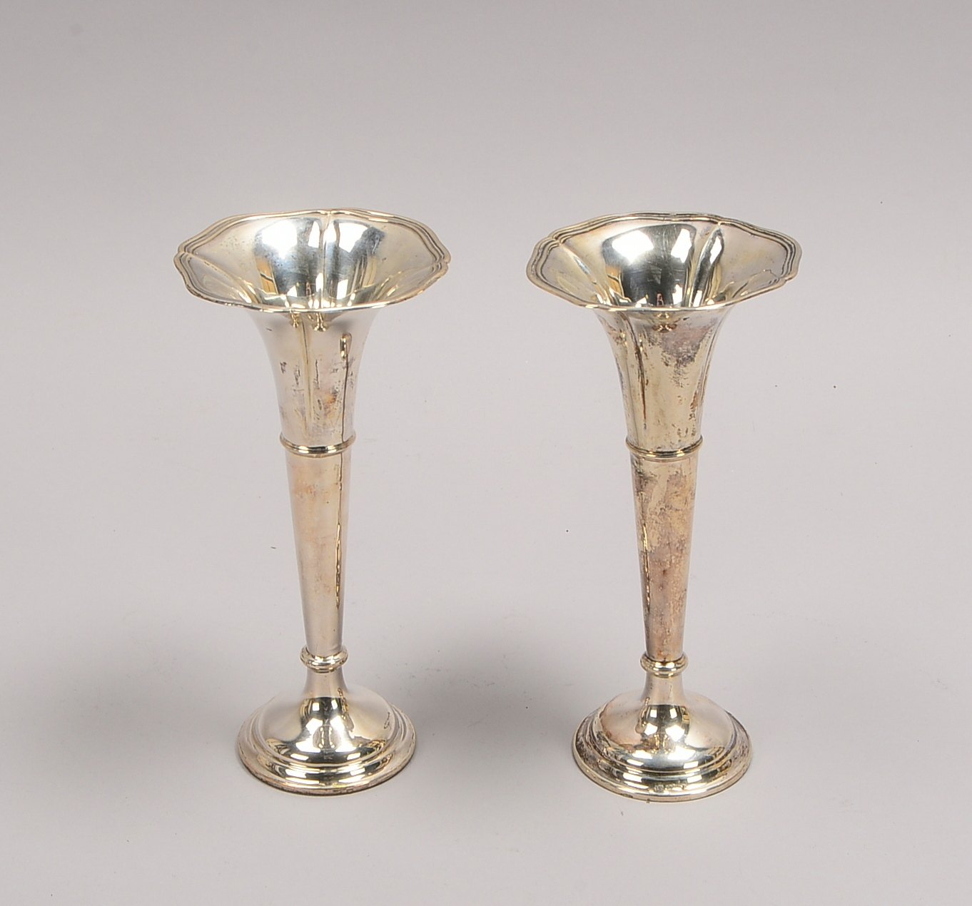 Gebr. Kühn, 2 Vasen, 800 Silber, gefüllt; Höhe 19,5 cm, Gewicht 305 g