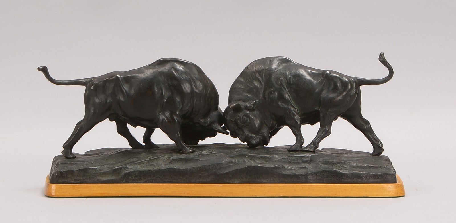 Bronze-Figurengruppe, 'Kämpfende Bisons/Wisente', Figuren auf naturalistischen Landschaftssockel, sp