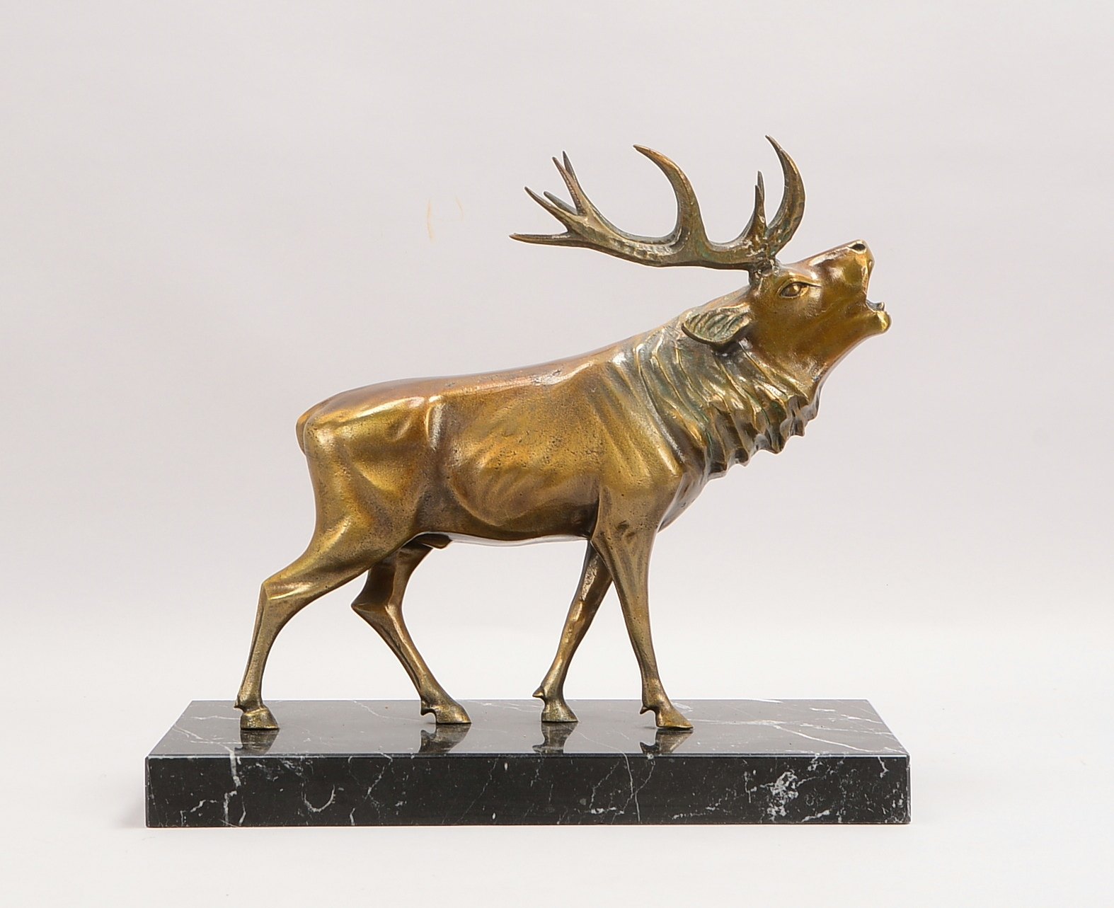 Bronzeskulptur, 'Röhrender Hirsch', unsigniert, Figur auf Marmorplatte; Maße 34 x 37 cm