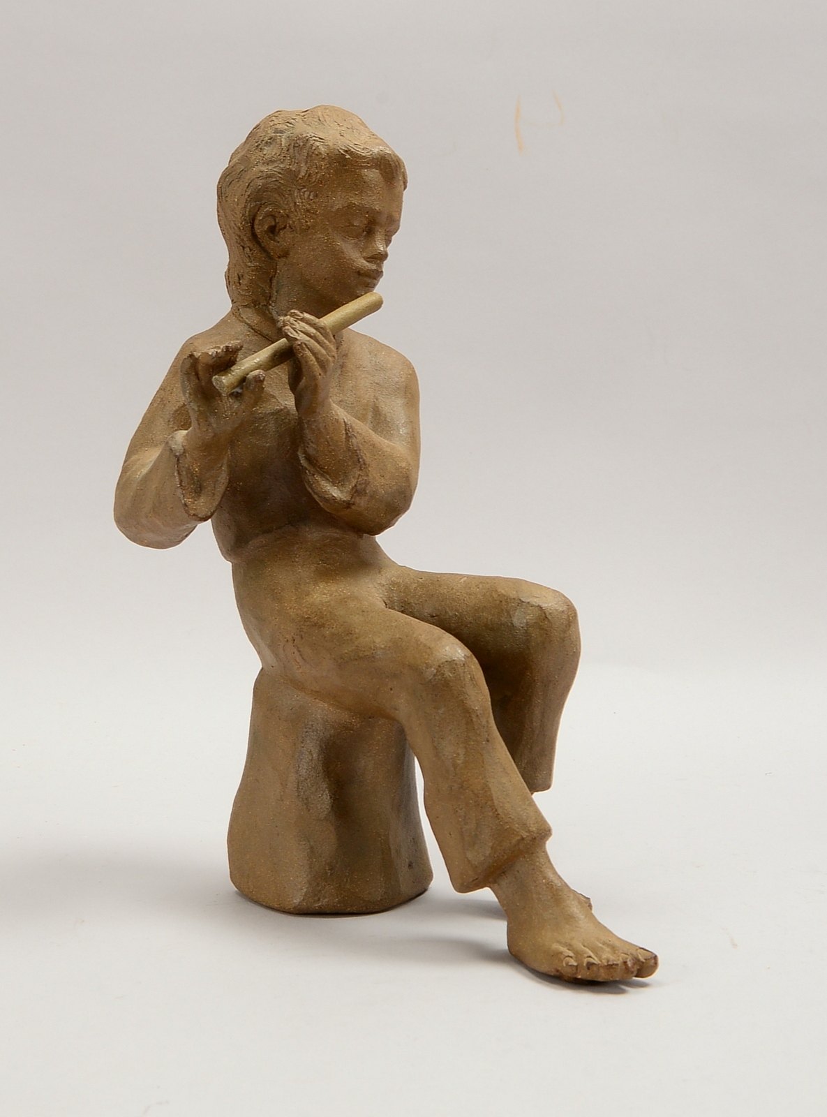 Bourger, Helmut (1929 - 1989), Tonskulptur, 'Flötenspieler', verso signiert und datiert; Höhe 27 cm