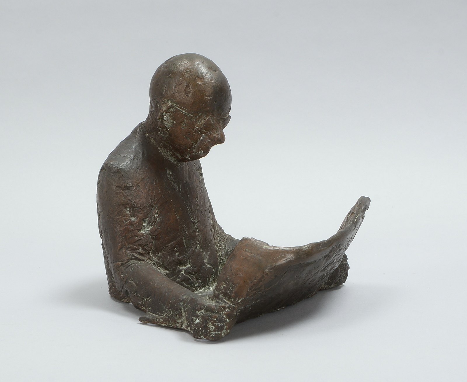 Monogrammist Hu, Bronzefigur, 'Bei der Lektüre', Auflage-Nr. '1/12'; Höhe 21 cm