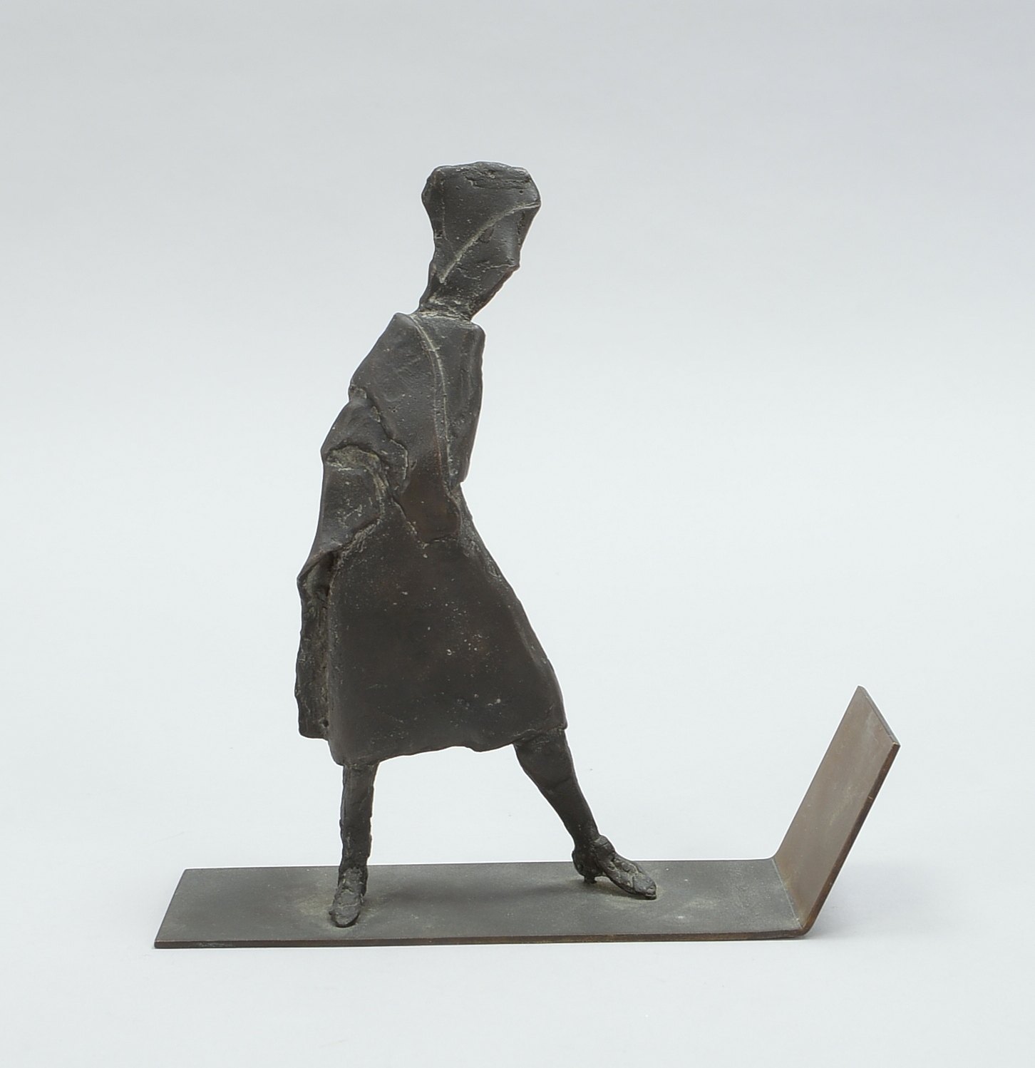 Monogrammist Hu, Bronzefigur, 'Stehende Figur auf Kufe - Abstraktion', Plinthe einseitig hochgezogen