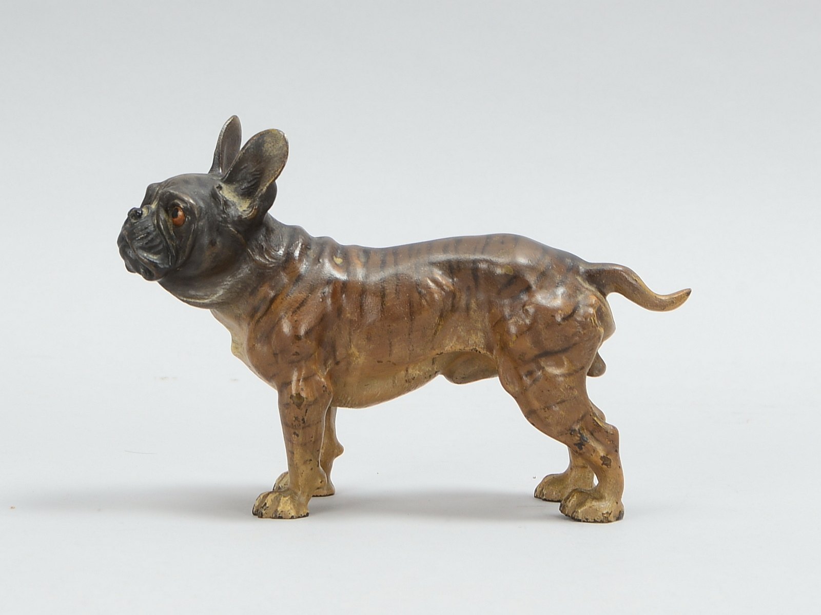Bronzefigur ('Wiener Bronze'?), 'Französische Bulldogge', Figur naturalistisch staffiert; Länge 19,5