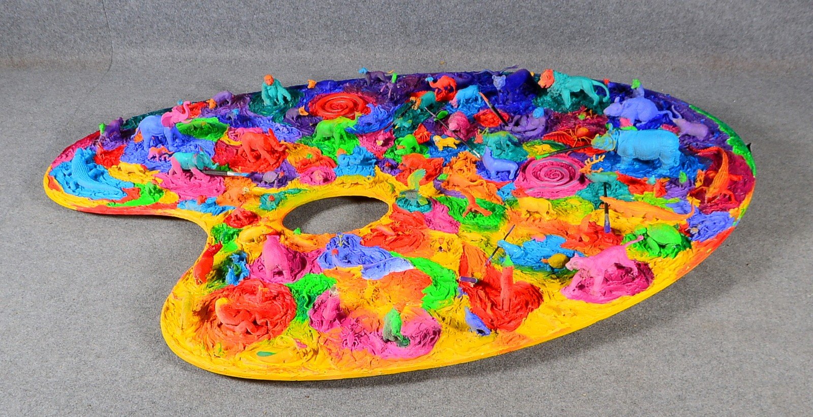 Kühn, V., 3D-Materialcollage auf Holz, Platte als gr. Malerpalette; Maße 220 x 150 x 20 cm