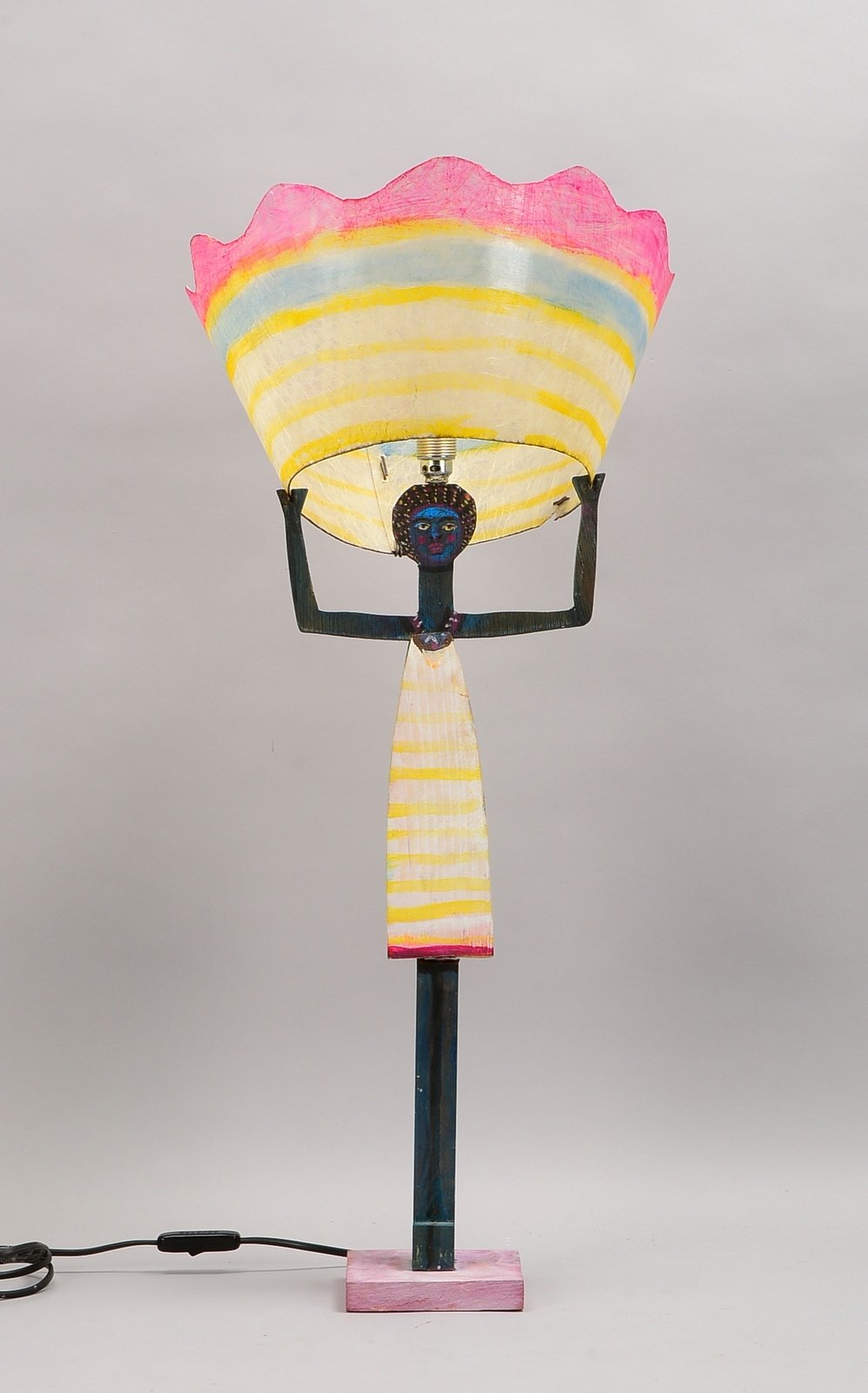 Roure, Roland, skulpturale Standleuchte, Holz und Kunststoff/farbig gef.; Höhe 70 cm