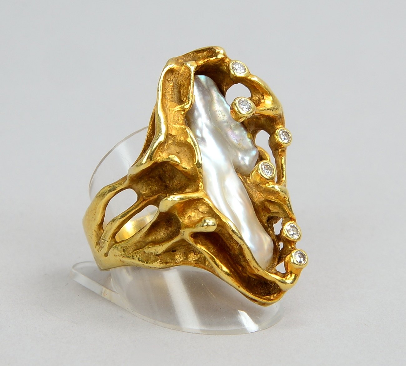Tunnelschmiede/Bremen, Designerring (Goldschmiede-Unikat), 585 GG, besetzt mit einer Perlmutt-Platte