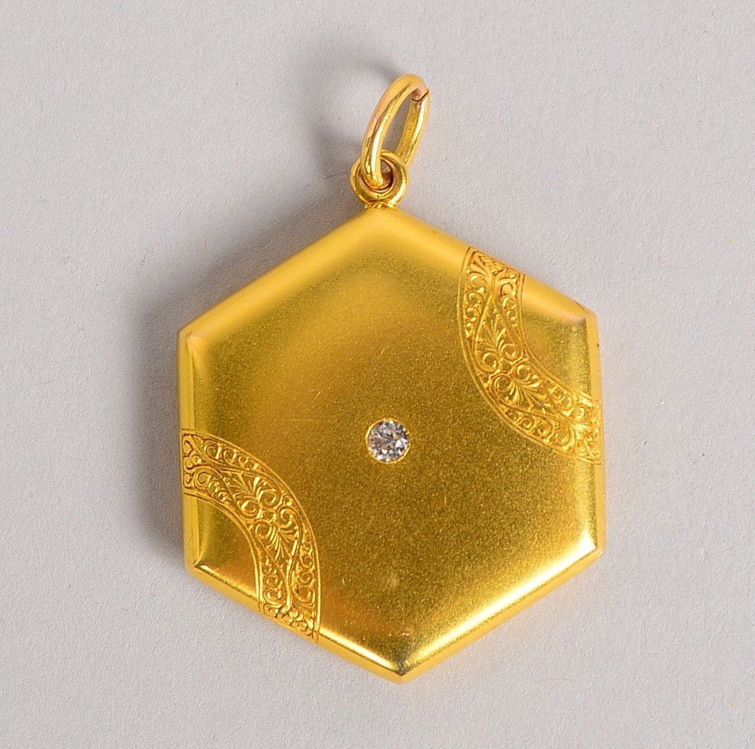 Anhänger, 585 GG (gestempelt), Medaillon, 6-eckige Form, mit Saphirbesatz, Stein von weißer Farbe, s