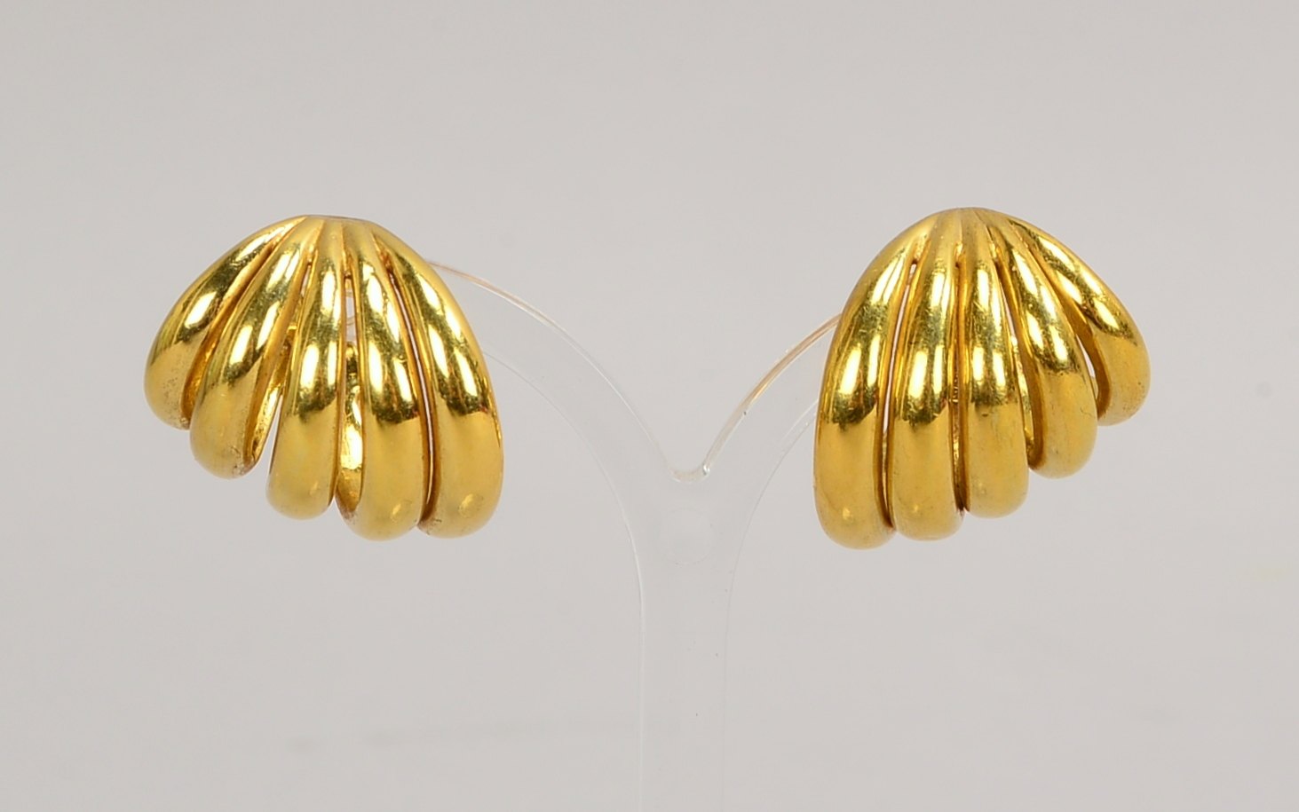 Ohrmanschetten, 585 GG (gest.), durchbrochene Muschelform; Gewicht 9,20 g