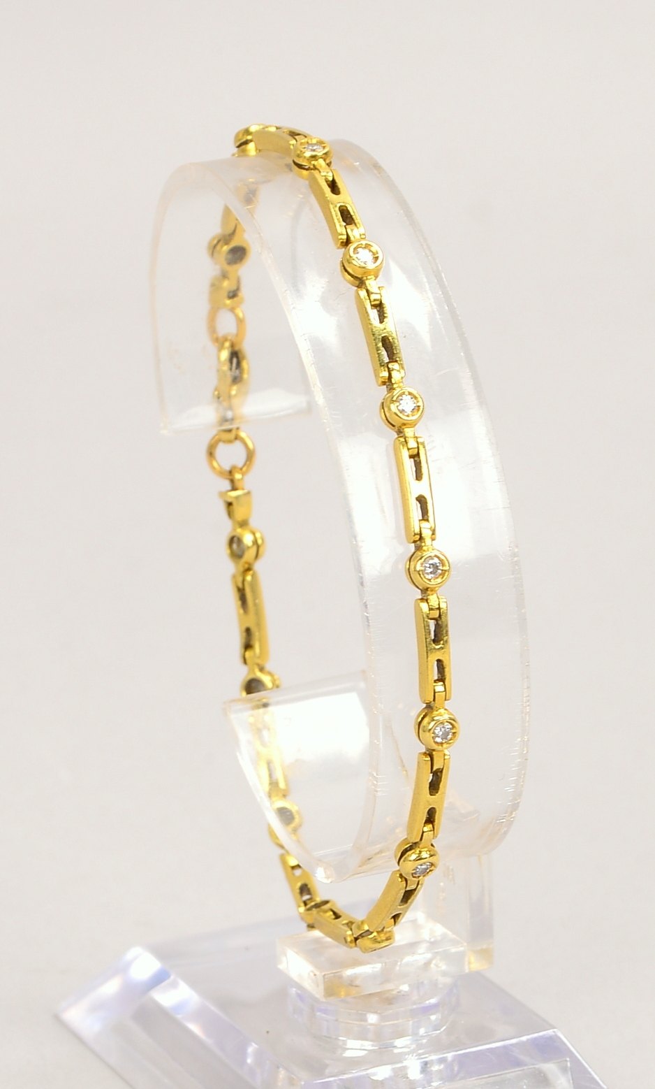 Armband, 585 GG (gest.), mit 13x kl. Brill./ca. 0,39 ct, Karabinerschließe; Gewicht 10,60 g
