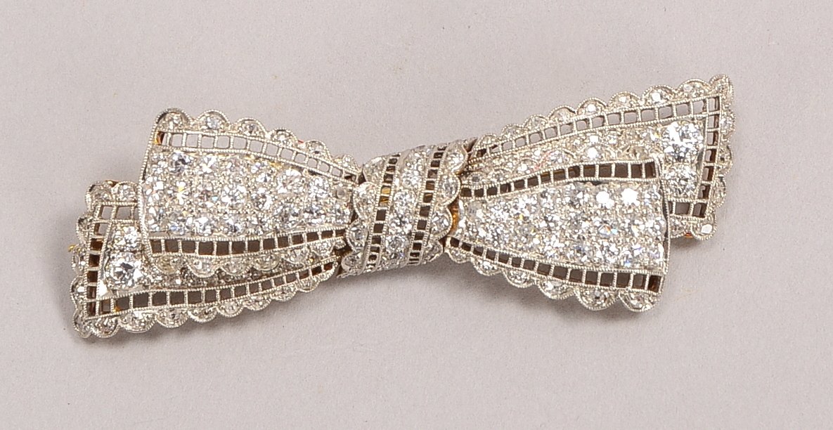 Brosche (Art déco), 750 GG/WG (gepr.), Schleife, mit Diamantbesatz; Gewicht 9,40 g