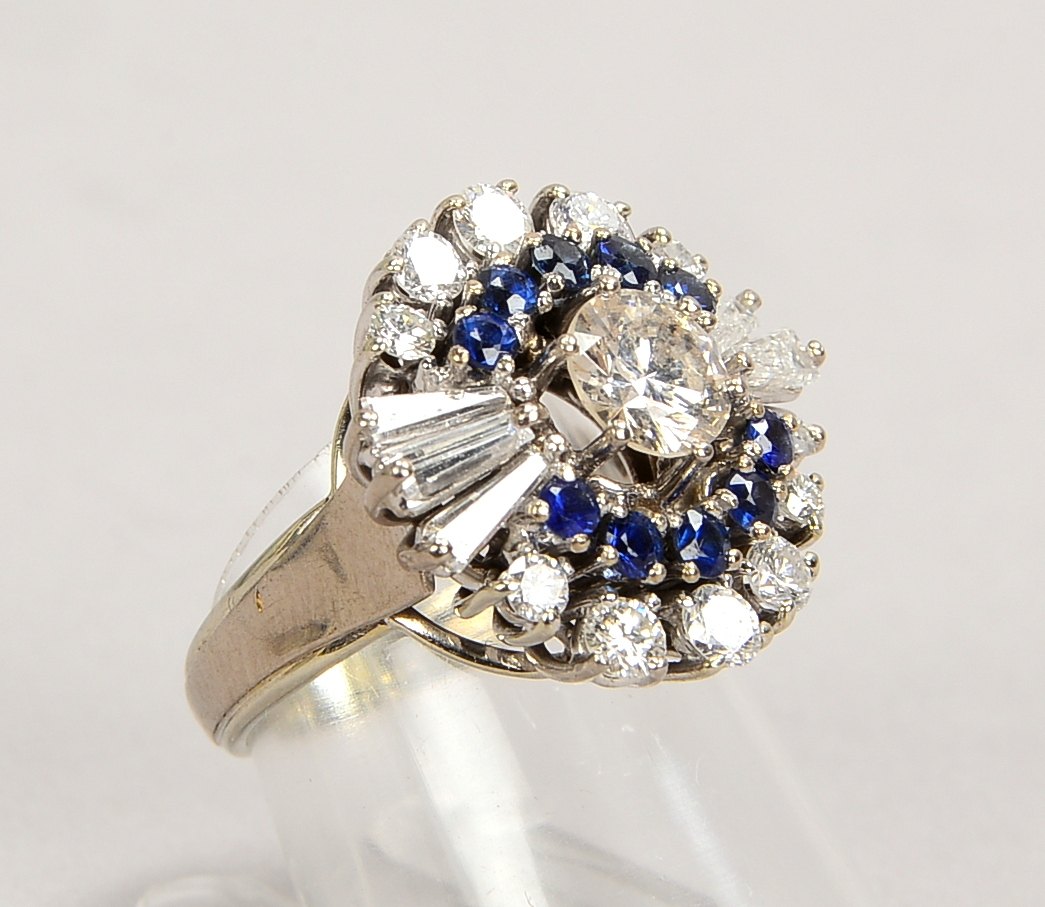 Ring, 750 GG (gestempelt), mit 11-fachem Brillantbesatz/zusammen ca. 1,47 ct, Farbe 'G-J', 'LR-Vs',