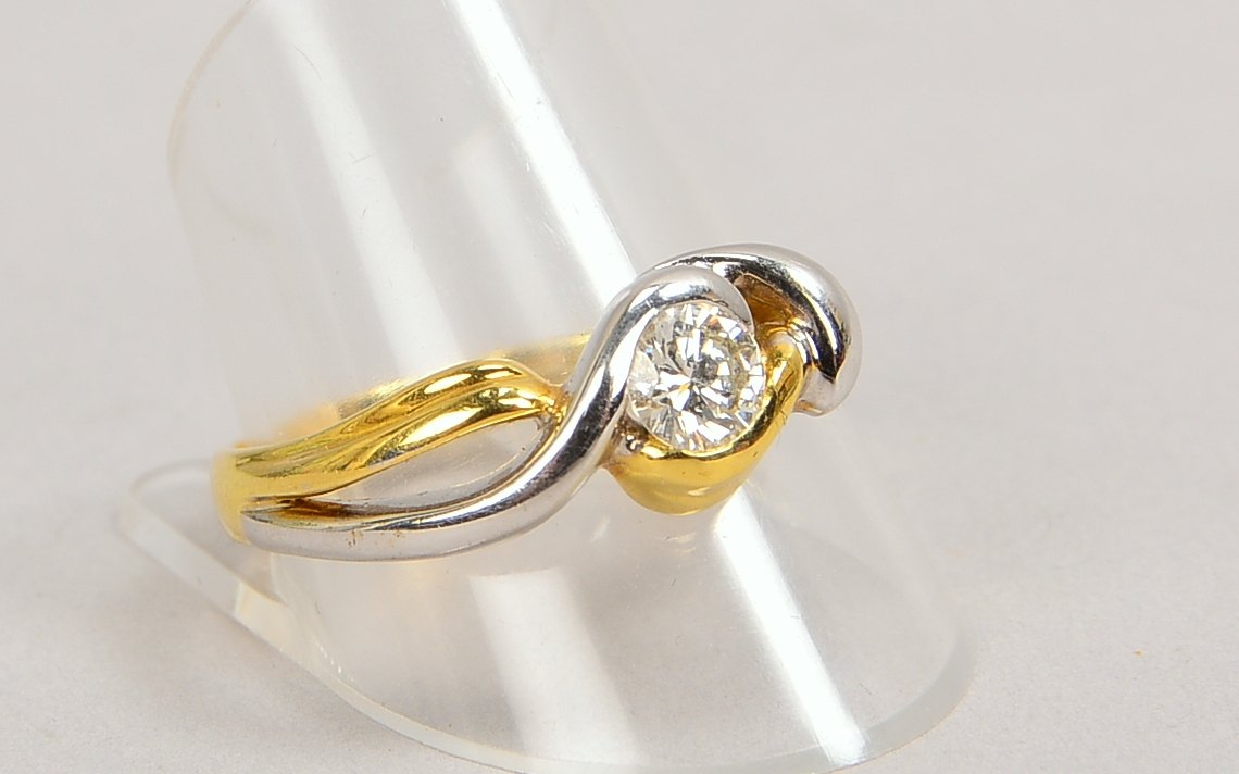 Ring, 750 GG/WG (gestempelt), besetzt mit einzelnem Brillant von ca. 0,52 ct, Farbe 'G-H', 'Vvs'; RG